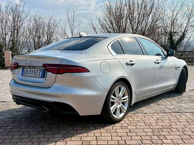 Usata Jaguar XE SE 250 CV (183 kW) 2023 Argento Berlina