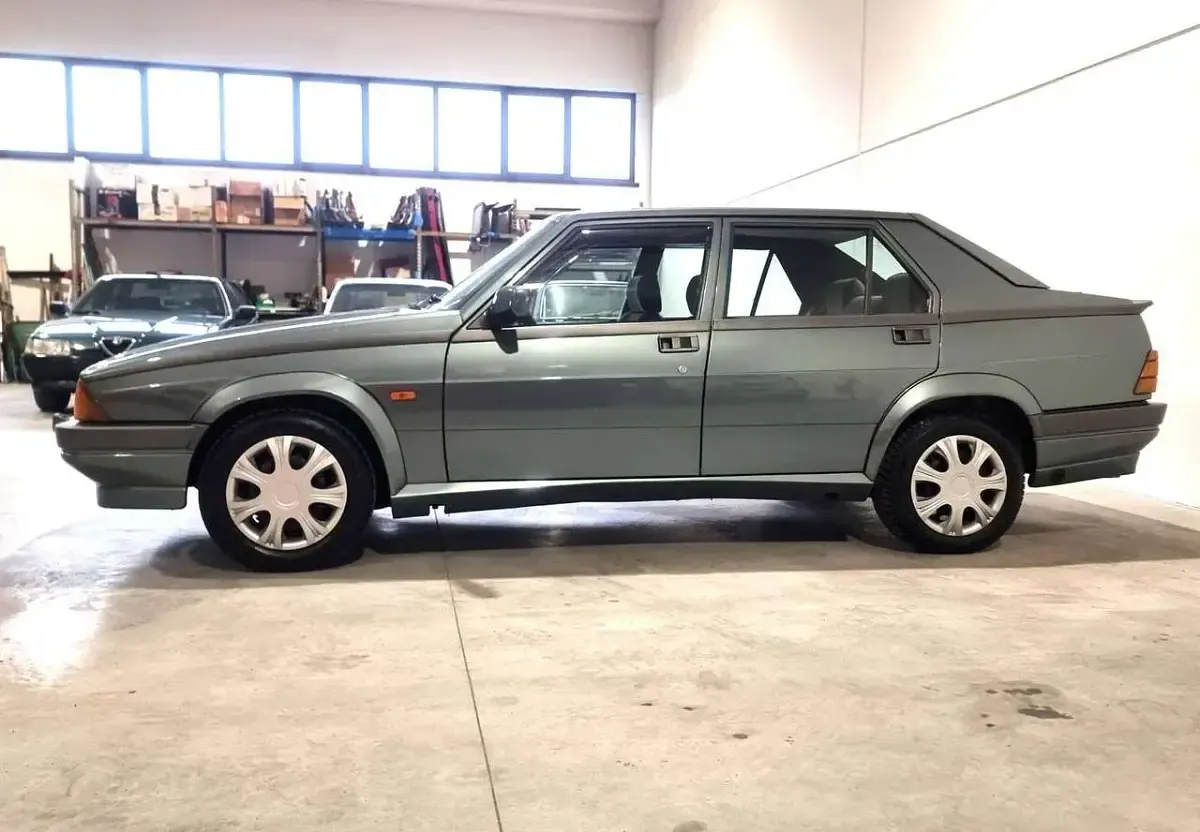 Usata Alfa Romeo 75 148 CV (108 kW) 1988 Verde Berlina