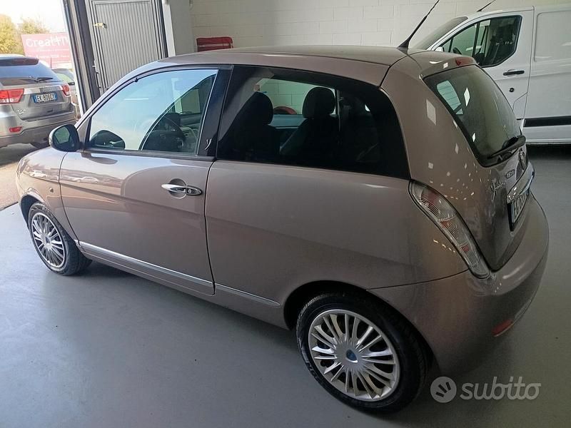 Usata Lancia Ypsilon Platinum 69 CV (50 kW) 2011 Viola Utilitaria