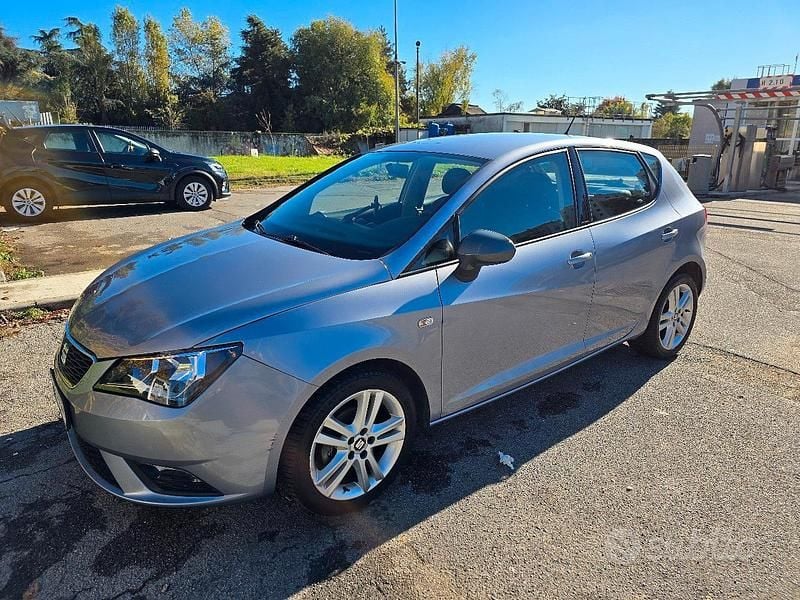 Grigio Usata 2015 Seat Ibiza CONNECT Tre volumi | 6000 € (Buon prezzo) - Immagine 1/4