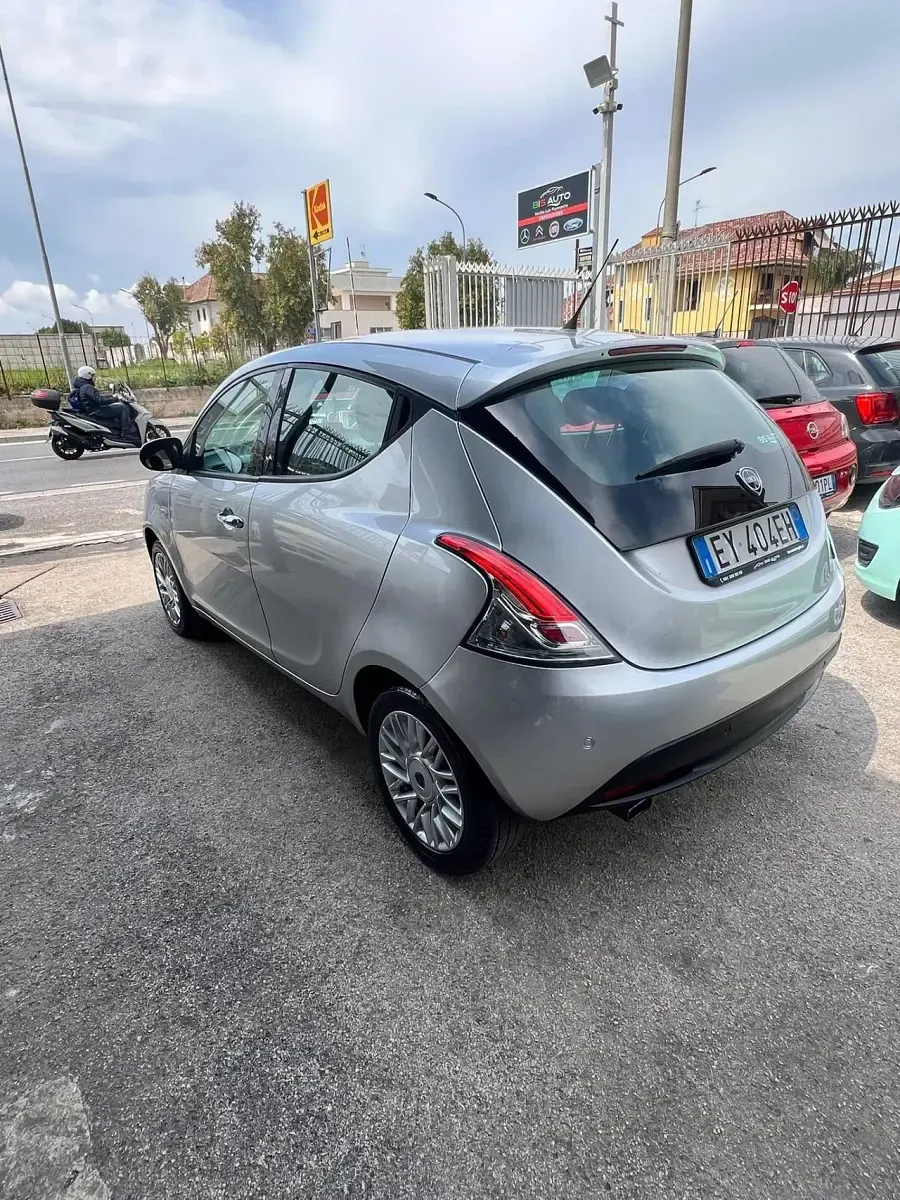 Usata Lancia Ypsilon Gold 69 CV (50 kW) 2015 Argento Utilitaria