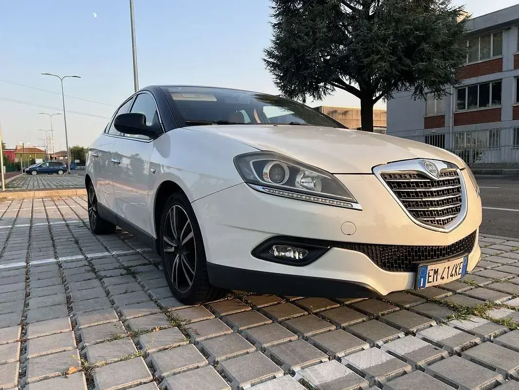 Usata Lancia Delta Gold 120 CV (88 kW) 2012 Utilitaria