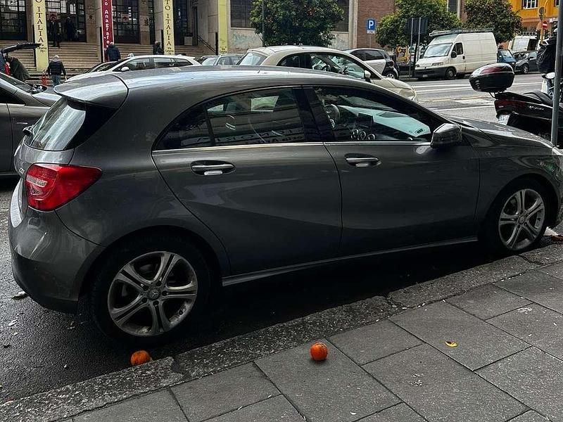 Usata Mercedes A180 109 CV (80 kW) 2011 Grigio Monovolume