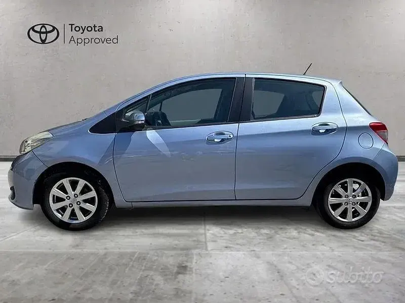 Usata Toyota Yaris Lounge 69 CV (50 kW) 2012 Blu Utilitaria