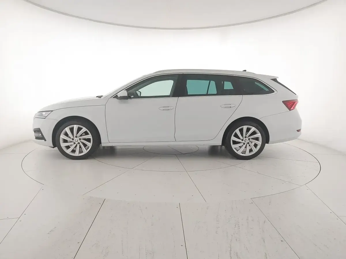 Usata Skoda Octavia Style 150 CV (110 kW) 2024 Bianco luna metallizzato Station wagon