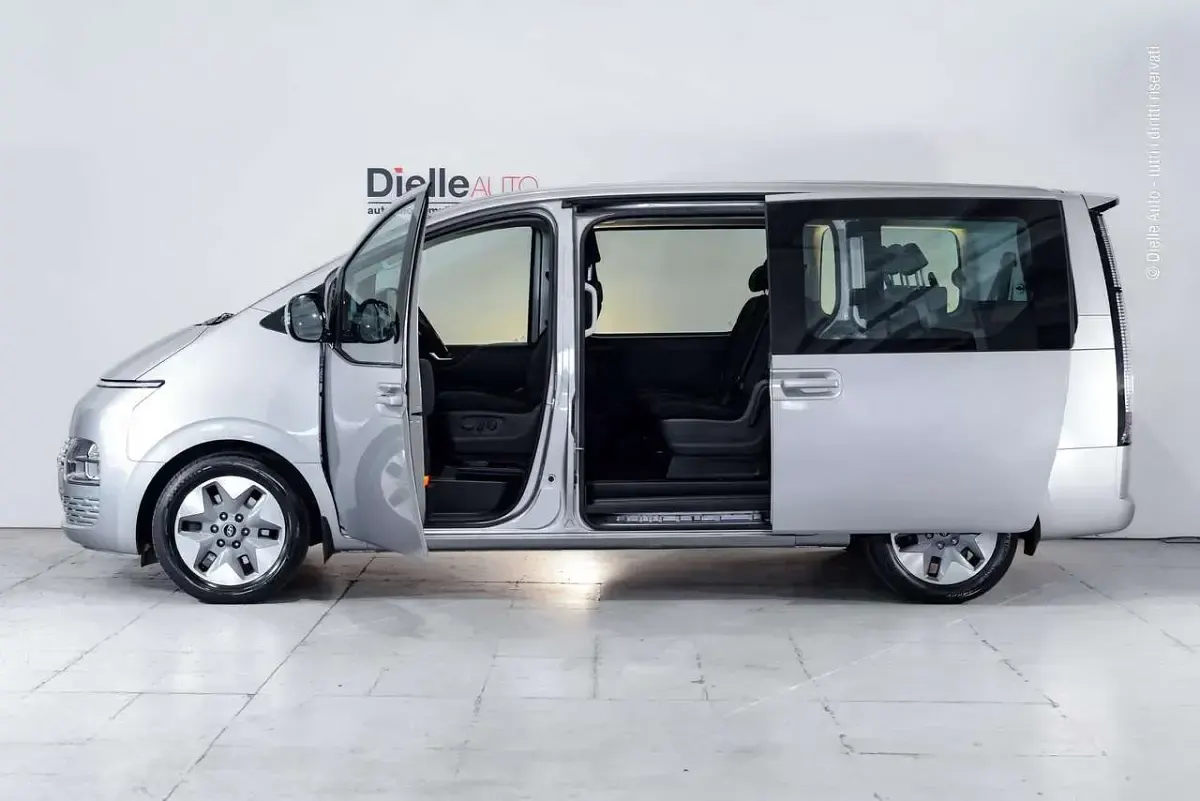 Usata Hyundai Staria 241 CV (177 kW) 2023 Shimmering silver Monovolume