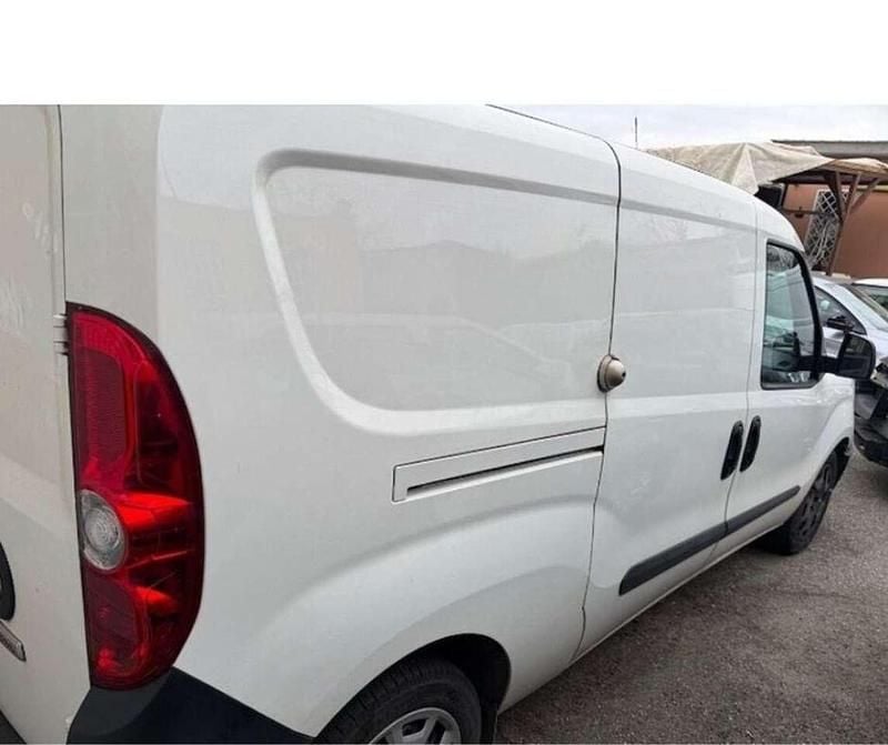 Usata Fiat Doblò Lounge 105 CV (77 kW) 2022 Bianco Monovolume