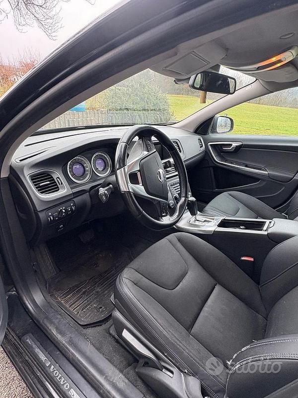 Usata Volvo V60 Kinetic 163 CV (119 kW) 2012 Nero Station wagon