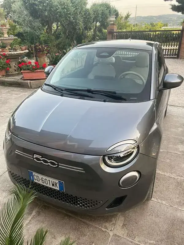 Usata Fiat 500e La Prima 42 kW (58 CV) 2021 Grigio Utilitaria