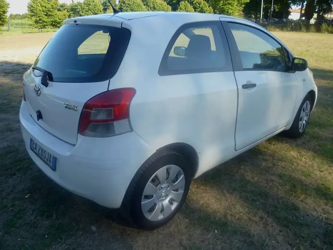 Usata Toyota Yaris 90 CV (66 kW) 2010 Bianco Utilitaria