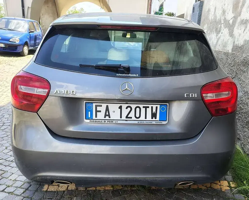 Usata Mercedes A180 Executive 109 CV (80 kW) 2015 Grigio Berlina
