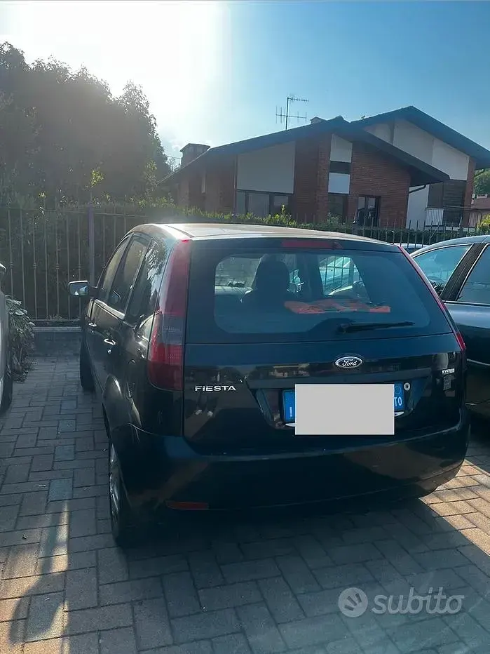 Usado Ford Fiesta 80 HP (58 kW) 2003 Preto Citadino