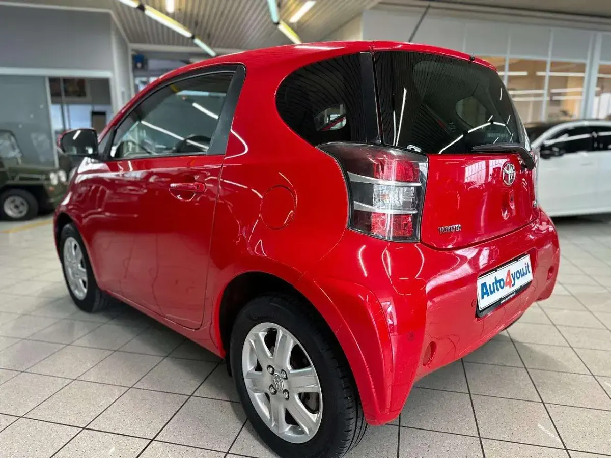 Usata Toyota iQ 68 CV (50 kW) 2009 Rosso Utilitaria