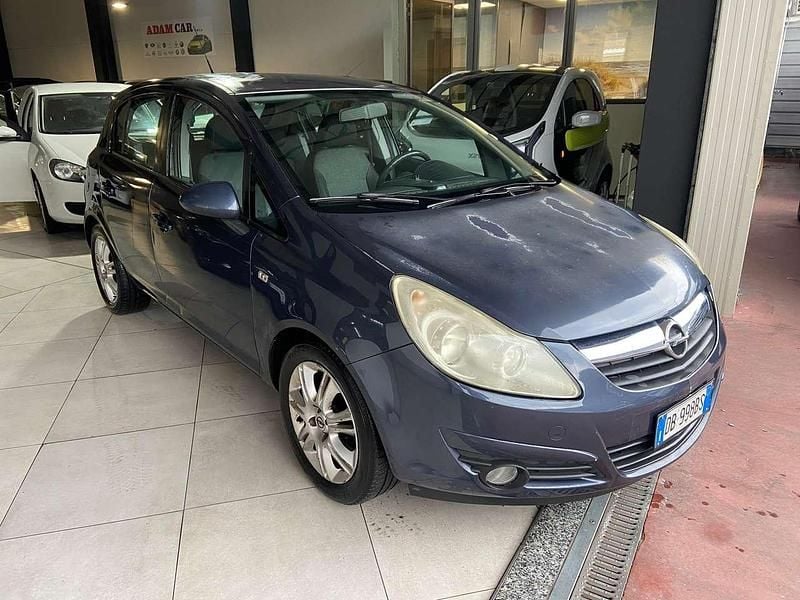 Usado Opel Corsa Cosmo 80 HP (58 kW) 2009 Cinzento Sedan