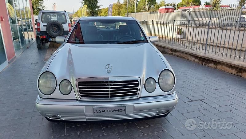 Usata Mercedes E200 Avantgarde 136 CV (100 kW) 1996 Grigio Berlina
