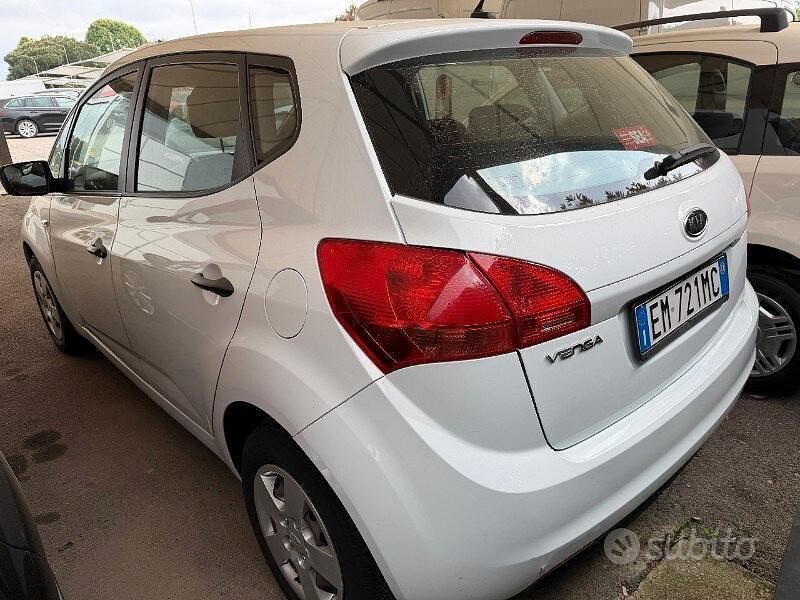 Begagnad Kia Venga 90 HK (66 kW) 2012 Vit Halvkombi