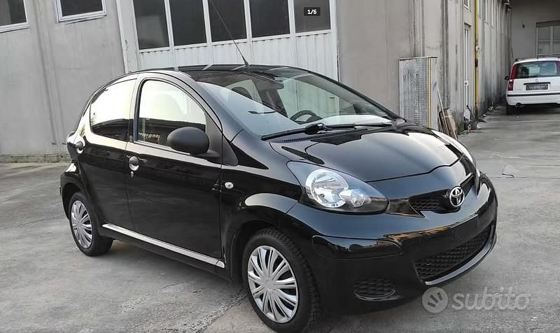 Usata Toyota Aygo 68 CV (50 kW) 2012 Nero Utilitaria