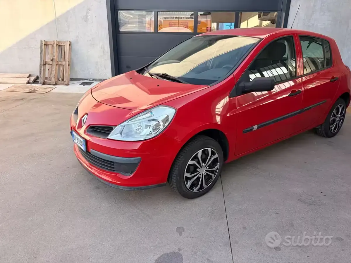 Usata Renault Clio II 75 CV (55 kW) 2008 Rosso Berlina