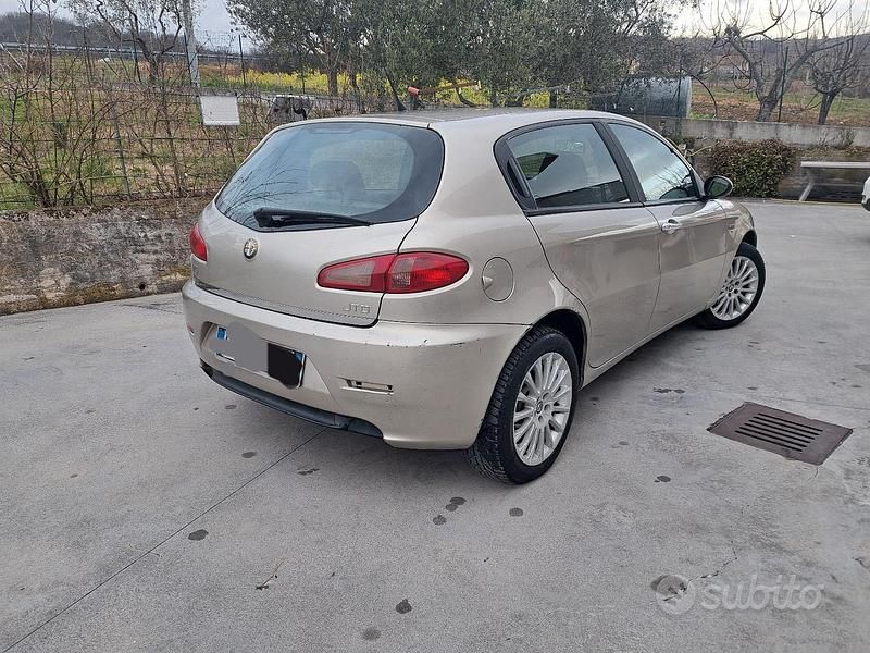 Usata Alfa Romeo 147 Distinctive 116 CV (85 kW) 2005 Oro Utilitaria
