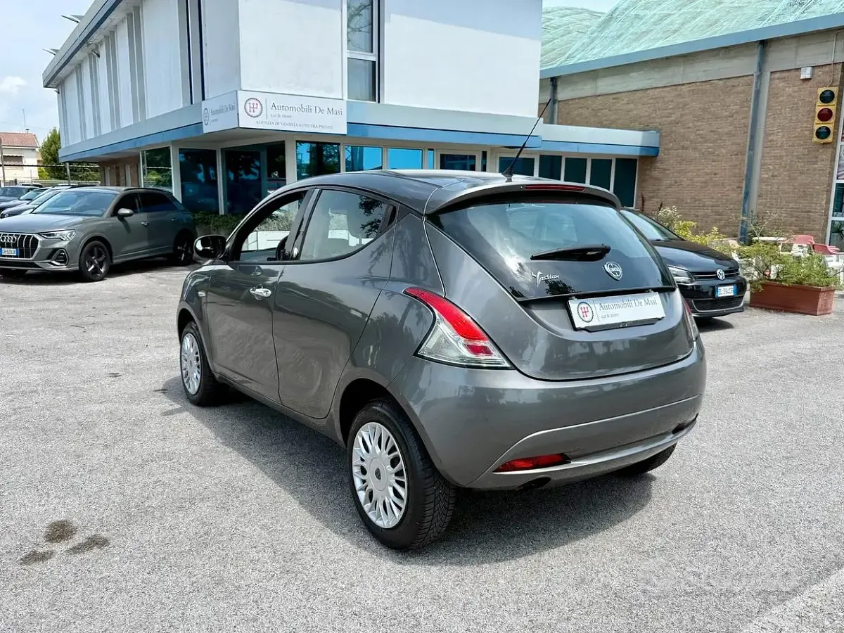 Usata Lancia Ypsilon 86 CV (63 kW) 2016 Grigio Utilitaria