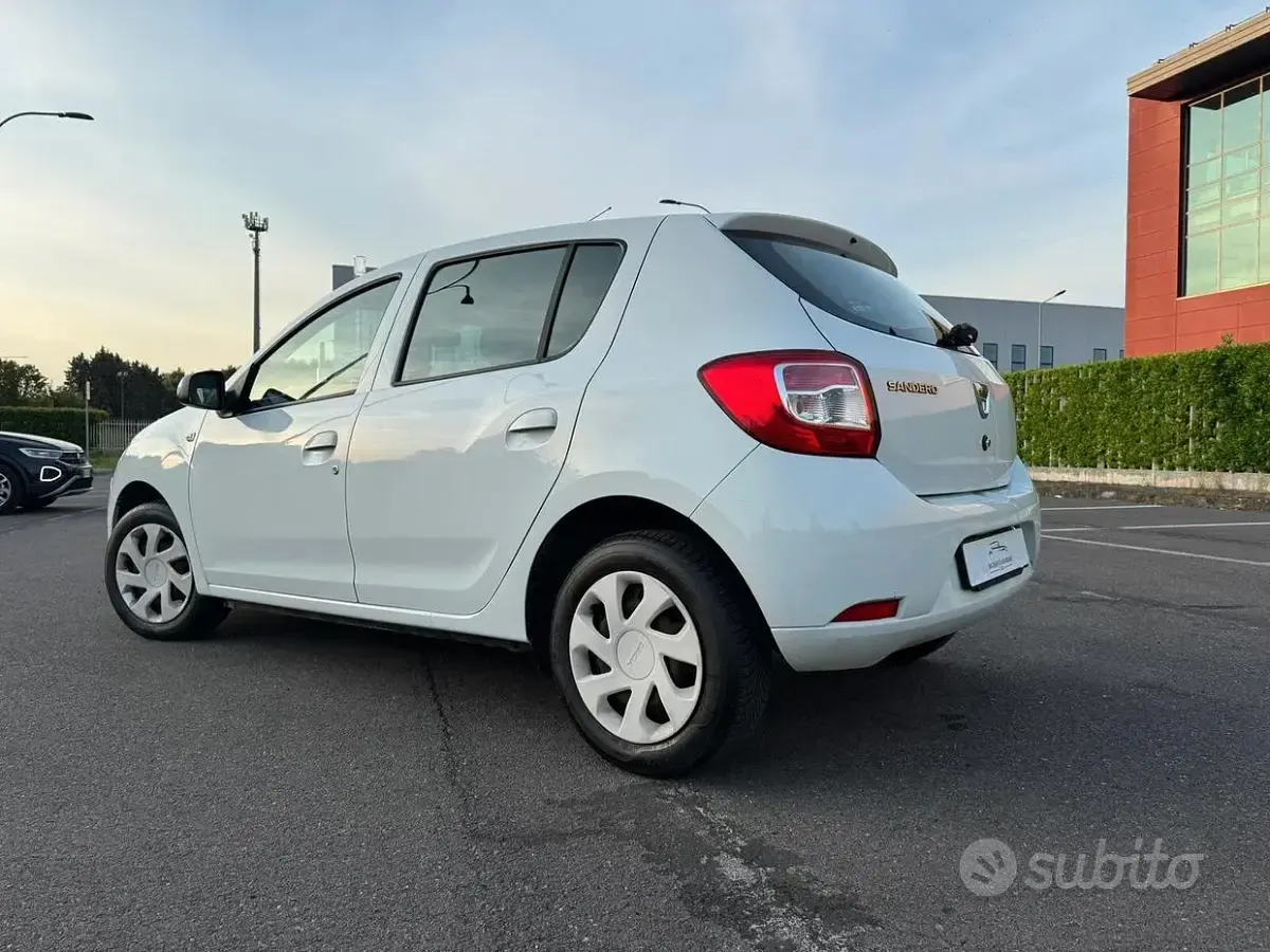 Usata Dacia Sandero Lauréate 75 CV (55 kW) 2014 Bianco Berlina