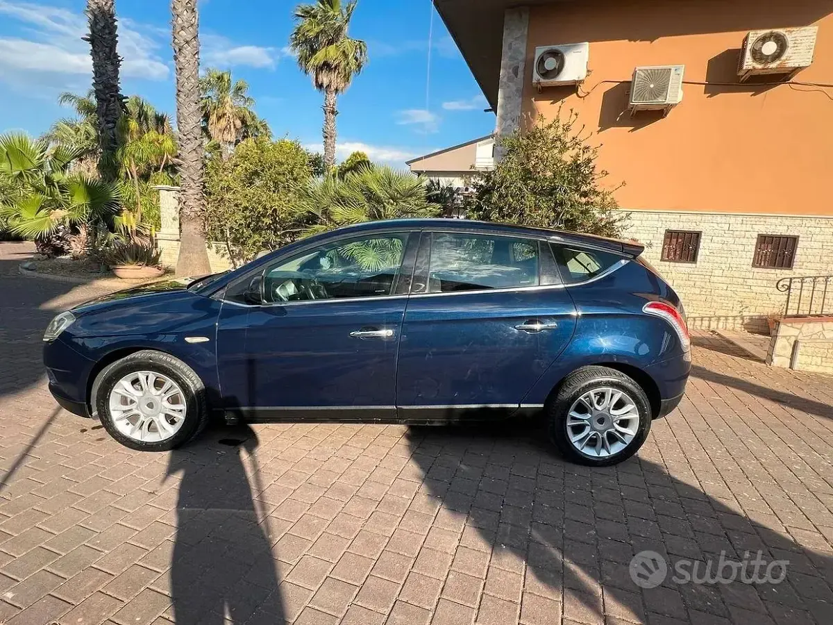 Usata Lancia Delta 120 CV (88 kW) 2010 Blu Utilitaria