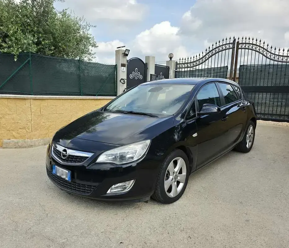 Usata Opel Astra Cosmo 110 CV (80 kW) 2011 Nero Berlina