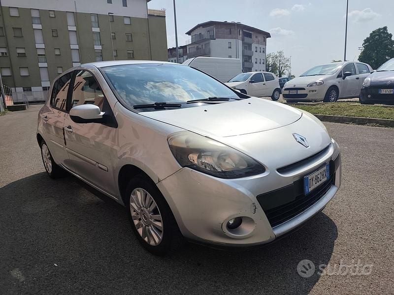 Usata Renault Clio II 72 CV (52 kW) 2010 Grigio Berlina