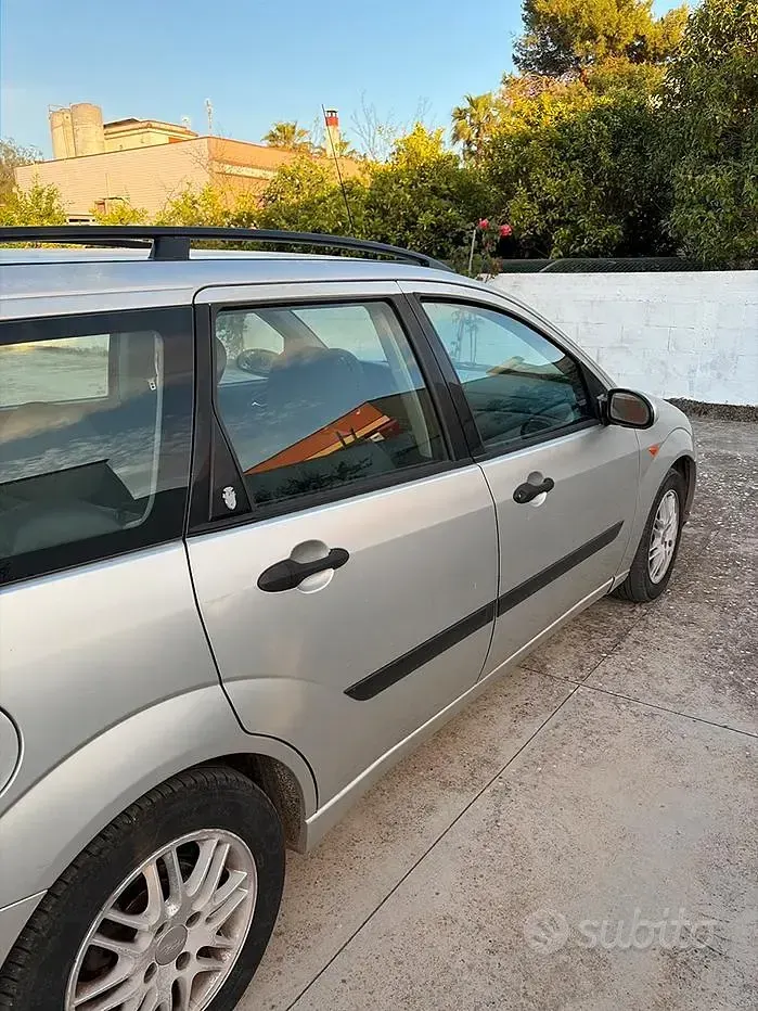 Usata Ford Focus 115 CV (84 kW) 2001 Grigio Station wagon