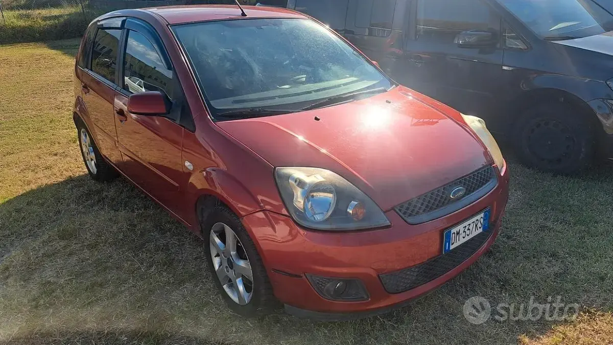 Usata Ford Fiesta 68 CV (50 kW) 2008 Arancione Utilitaria