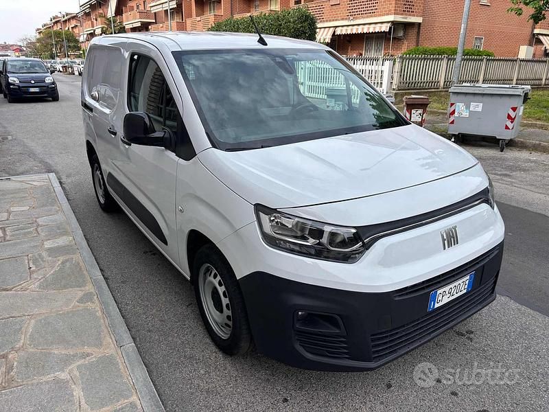 Usata Fiat Doblò 102 CV (75 kW) 2023 Bianco Monovolume
