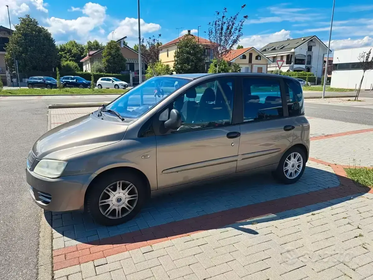Usata Fiat Multipla 120 CV (88 kW) 2006 Grigio Monovolume