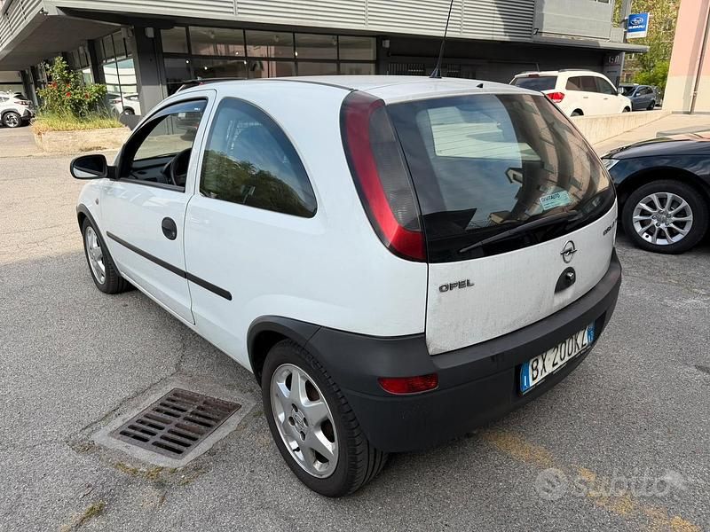 Usata Opel Corsa 65 CV (47 kW) 2002 Bianco Utilitaria