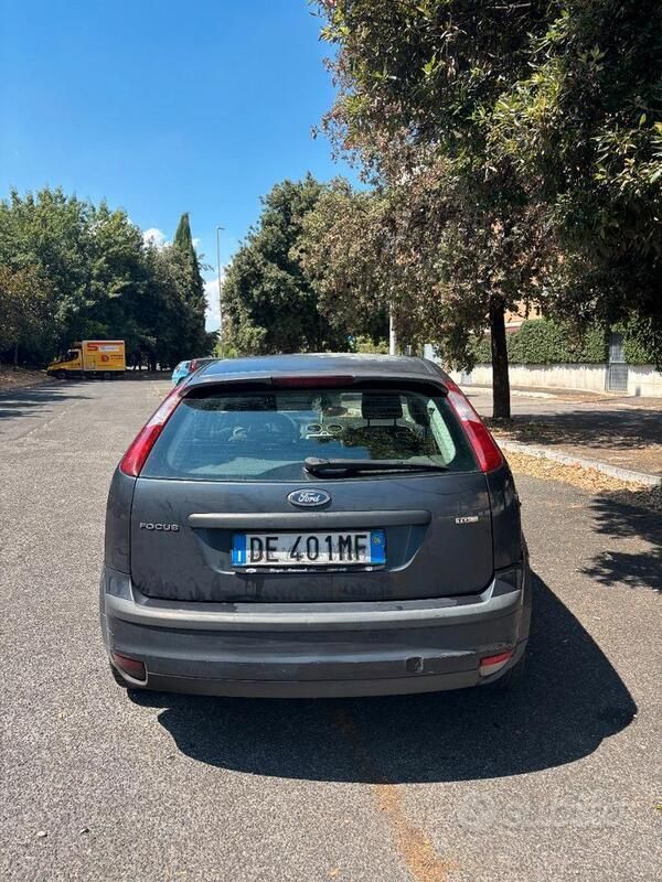 Usata Ford Focus 100 CV (73 kW) 2006 Blu Utilitaria