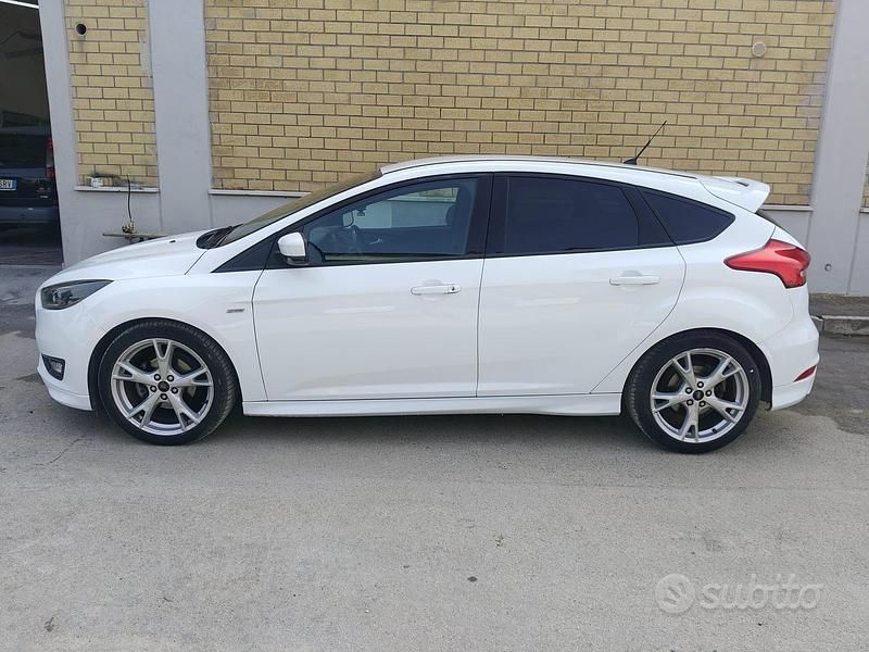 Usata Ford Focus ST-Line 120 CV (88 kW) 2016 Bianco Berlina