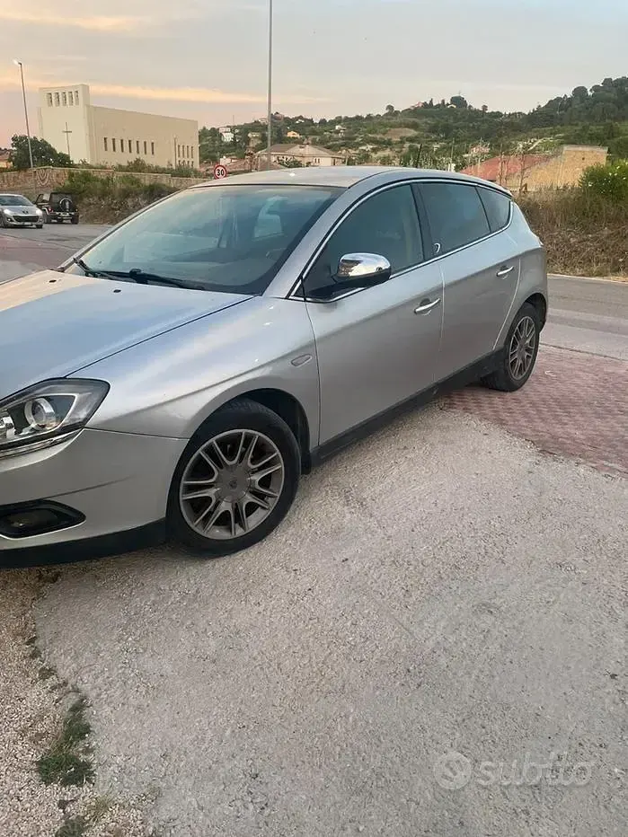 Usata Lancia Delta 120 CV (88 kW) 2010 Grigio Utilitaria