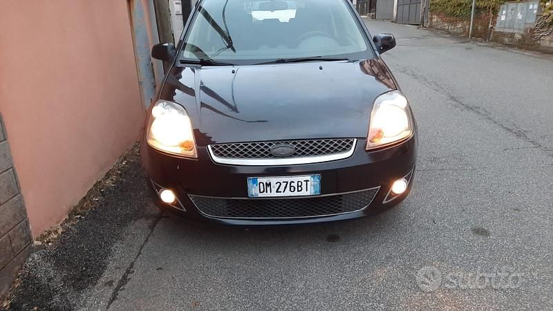 Usata Ford Fiesta 68 CV (50 kW) 2007 Nero Utilitaria