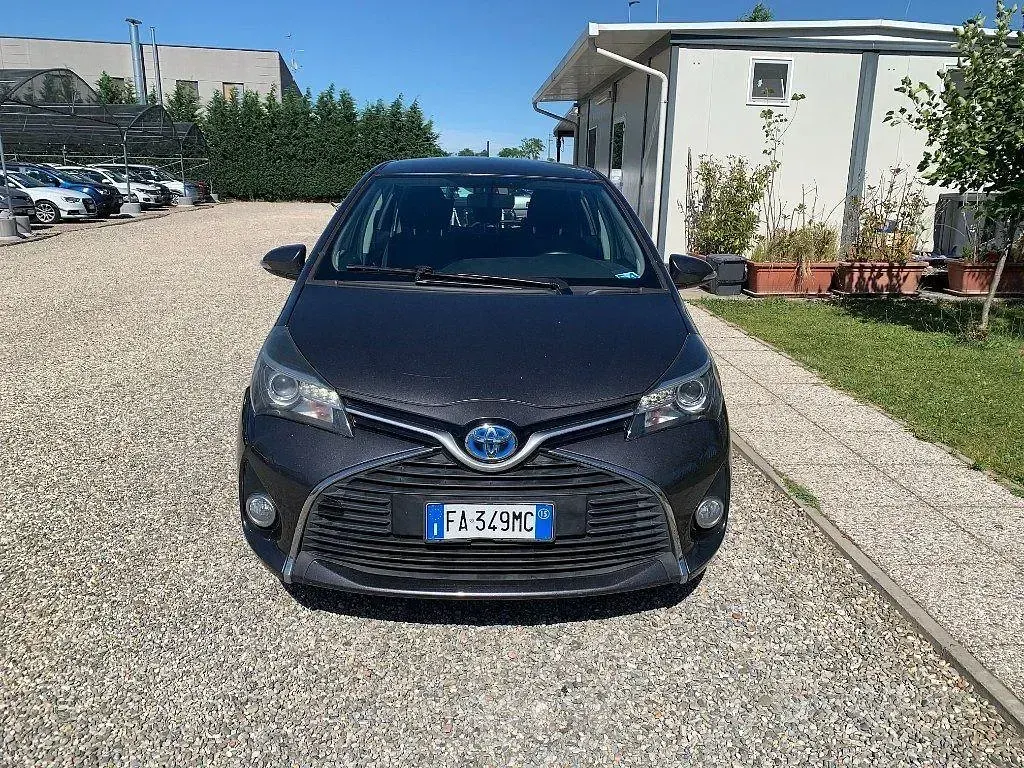 Usata Toyota Yaris Hybrid Active 75 CV (55 kW) 2015 Grigio scuro Berlina