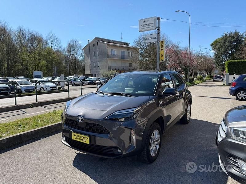 Usata Toyota Yaris Cross Active 116 CV (85 kW) 2021 Grigio chiaro SUV
