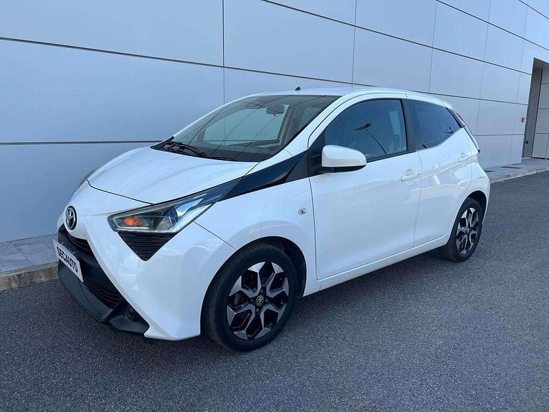 Usata Toyota Aygo Cool 72 CV (52 kW) 2018 0q bianco puro Utilitaria