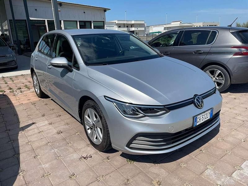 Usata VW Golf VIII Life 116 CV (85 kW) 2021 Argento Berlina