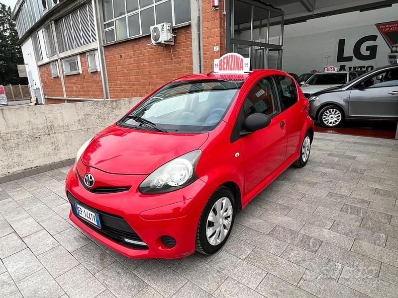Usata Toyota Aygo Connect Style 67 CV (49 kW) 2012 Rosso Utilitaria