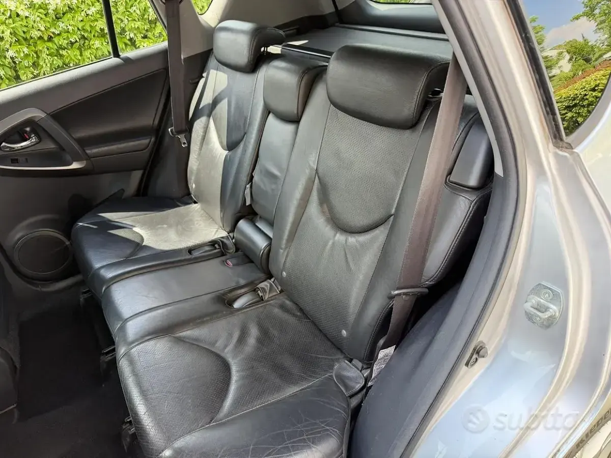 Second-hand Toyota RAV4 150 CP (110 kW) 2009 Gri SUV
