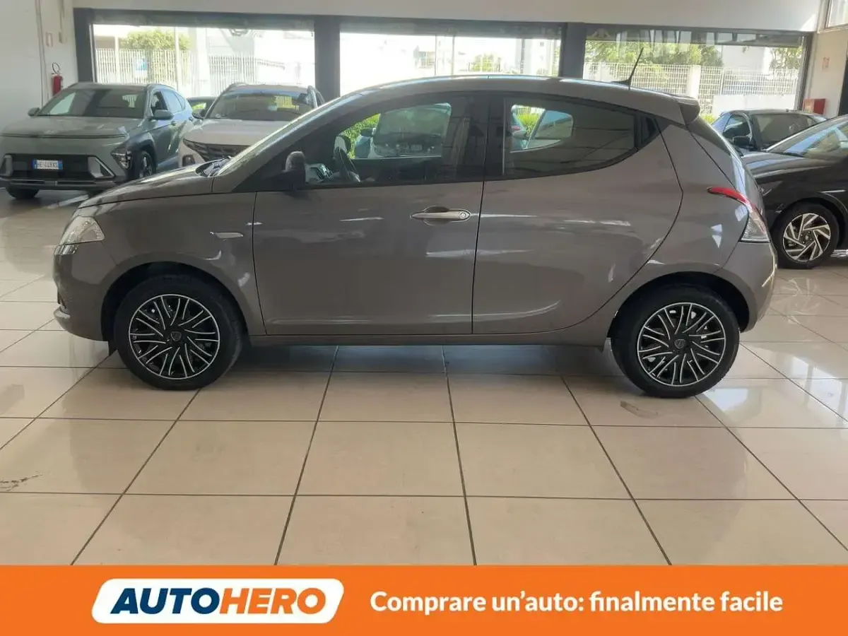 Usata Lancia Ypsilon 71 CV (52 kW) 2024 Grigio Utilitaria