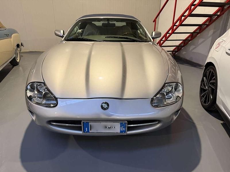 Begagnad Jaguar XK8 284 HK (208 kW) 1999 Silver Cab