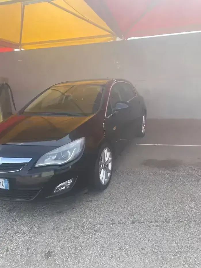 Usata Opel Astra Cosmo 125 CV (91 kW) 2010 Nero Berlina