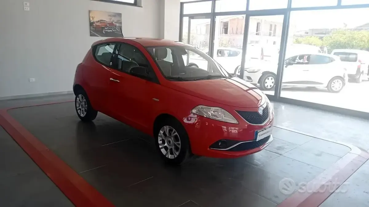 Usata Lancia Ypsilon Silver 80 CV (58 kW) 2016 Rosso Utilitaria