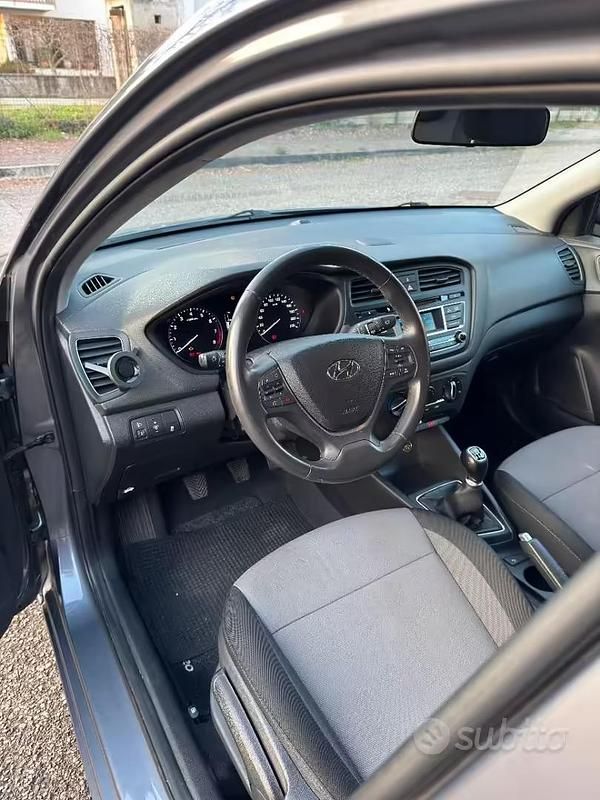 Usata Hyundai i20 84 CV (61 kW) 2017 Grigio Berlina
