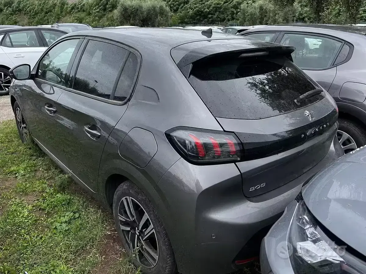 Usata Peugeot 208 Allure 101 CV (74 kW) 2024 Grigio Utilitaria