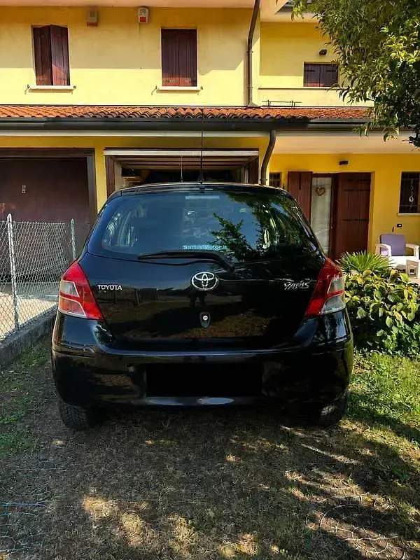 Usata Toyota Yaris Sol 65 CV (47 kW) 2010 Nero Utilitaria